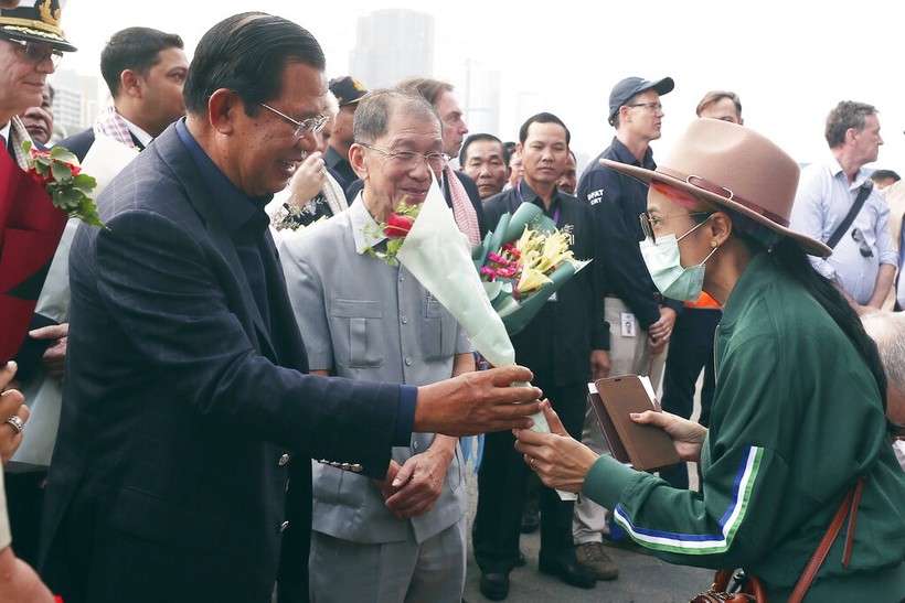 Thủ tướng Campuchia hôm 14/2 đã đáp trực thăng tới cảng Sihanoukvill để chào đón các hành khách du thuyền Westerdam xuống tàu (Ảnh: AP)
