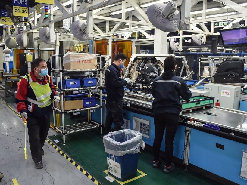 Công nhân Trung Quốc khử trùng máy móc sau khi phục hồi sản xuất sau hơn 1 tháng nghỉ do COVID-19 (Ảnh: Tân Hoa xã)
