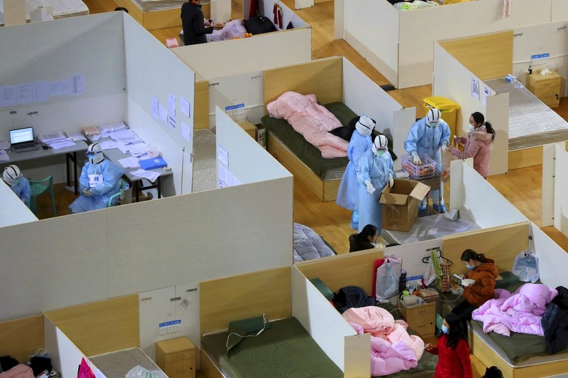 Bệnh viện khoang vuông ở Vũ Hán ngày càng có thêm nhiều giường trống do số bệnh nhân đã khỏi bệnh ngày càng nhiều, số bị bệnh mới ít đi (Ảnh: Reuters).