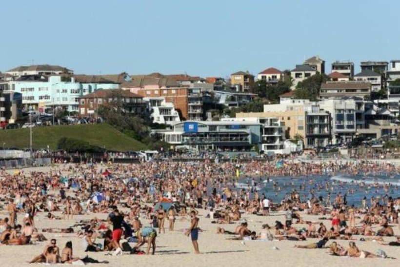 Bất chấp lệnh cấm tụ tập từ 500 người trở lên của chính phủ Australia, hàng ngàn người vẫn đổ ra bãi tắm ở Sydney (Ảnh: AFP).