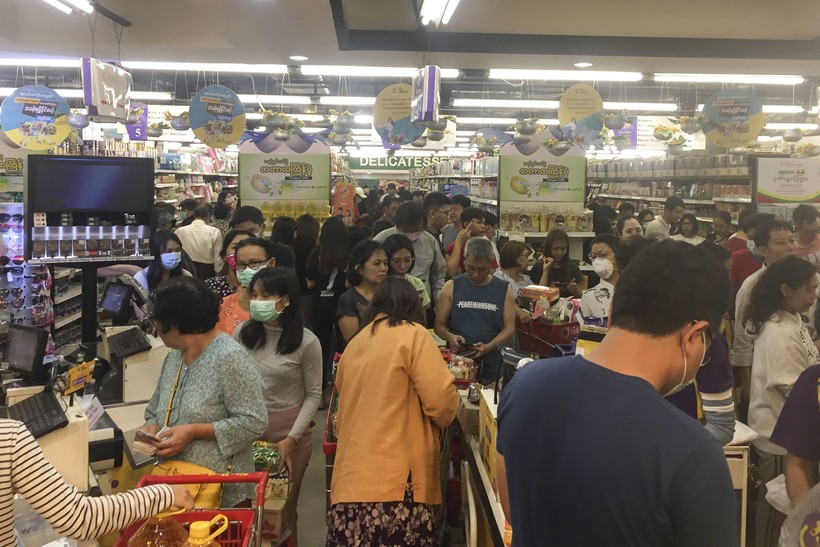 Dân chúng Myamar đổ xô đến các siêu thị mua vét hàng sau khi chính phủ công bố có 2 ca mắc COVID-19 đầu tiên (Ảnh: AP).