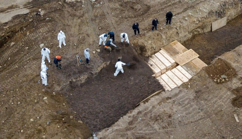 Hình ảnh các tù nhân được trưng dụng để chôn xác những nạn nhân của dịch bệnh COVID-19 trong các nấm mồ tập thể trên đảo Hart (Ảnh: Reuters).