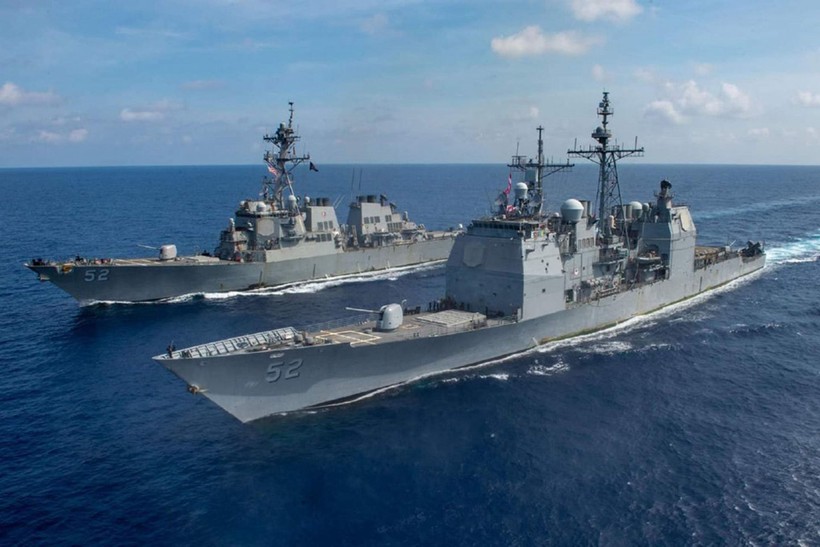 Hai tàu chiến Mỹ hộ tống tàu tấn công đổ bộ USS America hoạt động ở vùng biển Malaysia (Ảnh: US Navy).