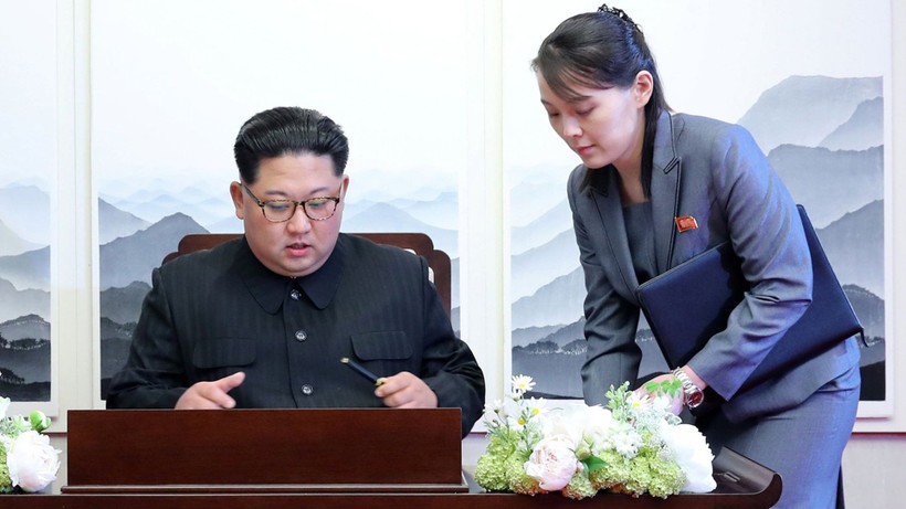 Nhà lãnh đạo Kim Jong-un  và em gái, Ủy viên dự khuyết Bộ Chính trị Kim Yo-jong (Ảnh: Đa Chiều).