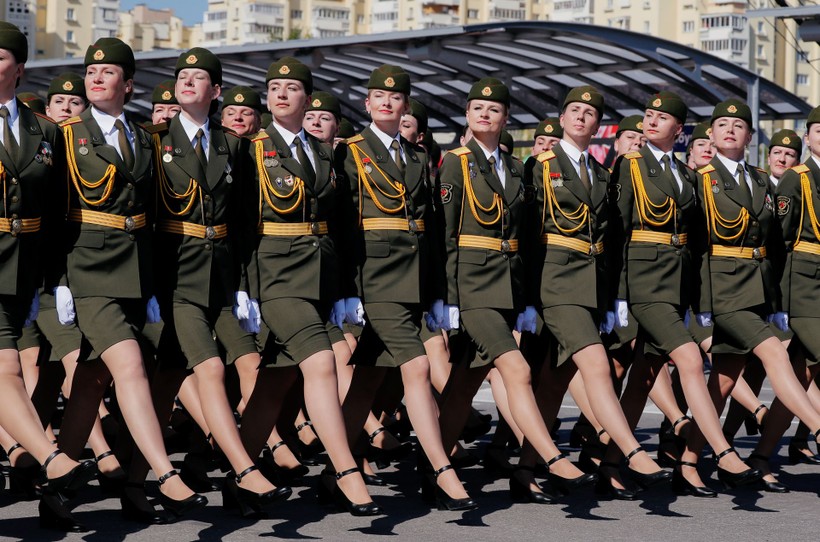 Giữa lúc đại dịch COVID-19, ngày 9/5 Belarus vẫn tổ chức diễu binh, diễu hành lớn mừng 75 năm Chiến thắng Chiến tranh Thế giới thứ Hai (Ảnh: Reuters).  