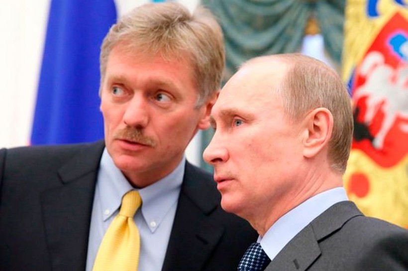 Việc ông Dmitry Peskov bị nhiễm bệnh khiến người ta lo ngại bởi ông luôn ở bên cạnh Tổng thống Vladimir Putin (Ảnh: Daily Mirror).