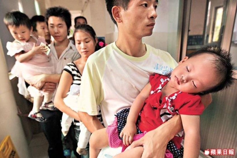 Trẻ embij đầu to,nạn nhân của những thày thuốc vô lương cấu kết với gian thương để trục lợi (Ảnh: Apple Daily).