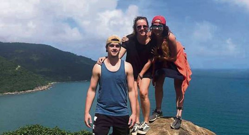 Ba bạn trẻ Richard Dineen, Becky Henson Walne và Sinead Goldsmith đi du lịch ở Đà Nẵng (Ảnh: echolive.ie).
