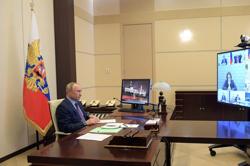 Trong lúc dịch bệnh lây lan nghiêm trọng, ông Putin đã lựa chọn cách làm việc trong văn phòng, ít xuất hiện (Ảnh: Reuters).