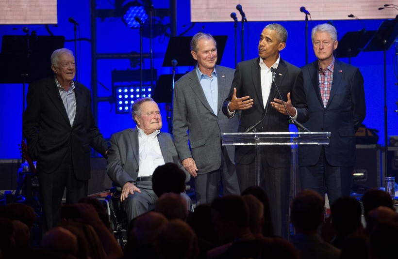 4 cựu Tổng thống Hoa Kỳ B.Clinton, Barak Obama, G.W.Bush, J.Carter (đứng, từ phải qua trái), đã lên tiếng về tình hình biểu tình ở Mỹ hiện nay (Ảnh:AP)