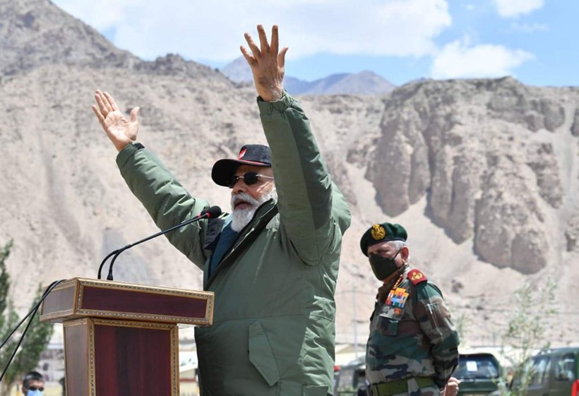 Ngày 3/7, Thủ tướng Ấn Độ Modi bất ngờ đến thăm khu vực biên giới Trung - Ấn đang căng thẳng và có những phát biểu cứng rắn (Ảnh: Twitter).