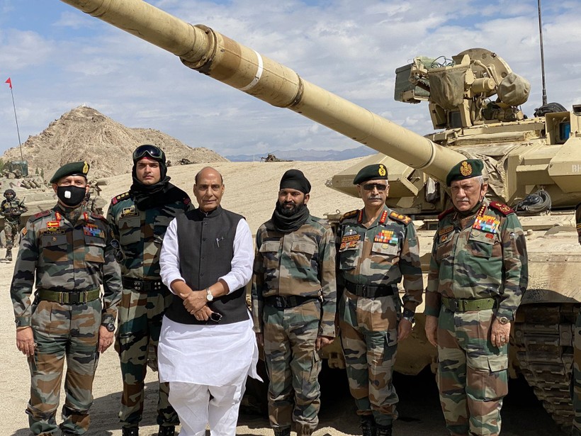Các lãnh đạo quân đội Ấn Độ nói do đàm phán bế tắc, sự lựa chọn quân sự đã được đặt lên bàn. Ảnh: Bộ trưởng Quốc phòng Rajnath Singh đến thăm các đơn vị ở biên giới với Trung Quốc (Ảnh: Đa Chiều).