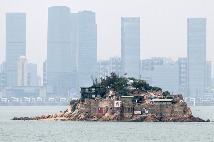 Đảo Tiểu Kim Môn chỉ cách thành phố Hạ Môn, Phúc Kiến hơn 2km, là tiền đồn quân sự của Đài Loan (Ảnh: Getty).