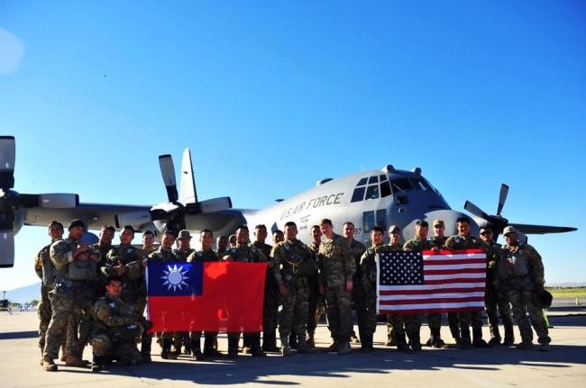 Mặc dù không có quan hệ ngoại giao  chính thức nhưng quan hệ quân sự Mỹ - Đài Loan vẫn được duy trì chặt chẽ. Trong ảnh: đoàn quân sự Đài Loan sang Mỹ giao lưu năm 2014 (Ảnh: Creaders).