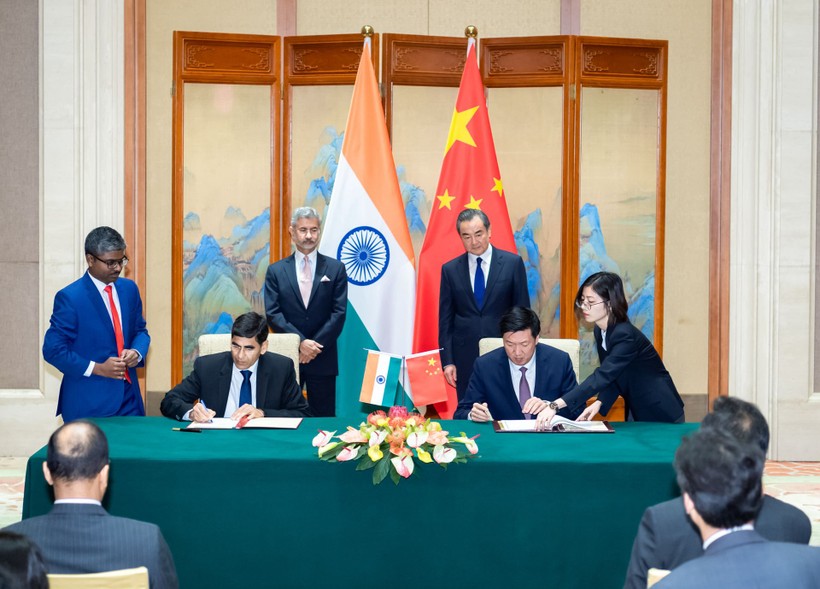 Bộ trưởng Ngoại giao  hai nước Trung Quốc và Ấn Độ chứng kiến ký kết Thỏa thuận 5 điểm sau cuộc hội đàm đêm khuya ngày 10/9 (Ảnh: Đa Chiều).