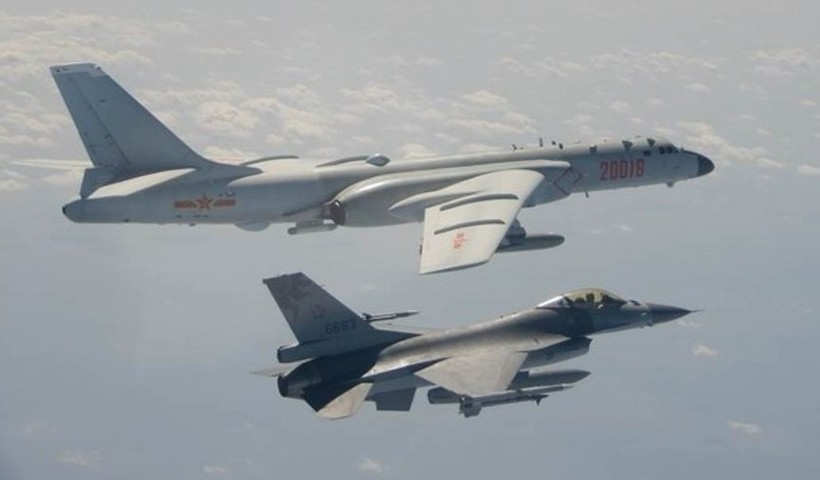 Máy bay F-16 của Đài Loan bay giám sát H-6 của PLA ở vùng trời gần Đài Loan (Ảnh: Đông Phương).