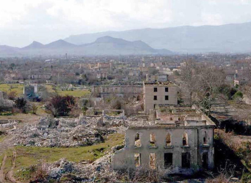 Một ngôi làng ở Nagorno-Karabakh bị tàn phá nặng nề (Ảnh: Sohu).