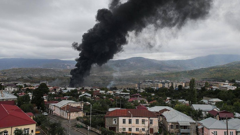 Thành phố Stepanakert thủ phủ của vùng Nagorno-Karabakh bị Azerbaijan pháo kích hôm 4/10 (Ảnh: Sohu).