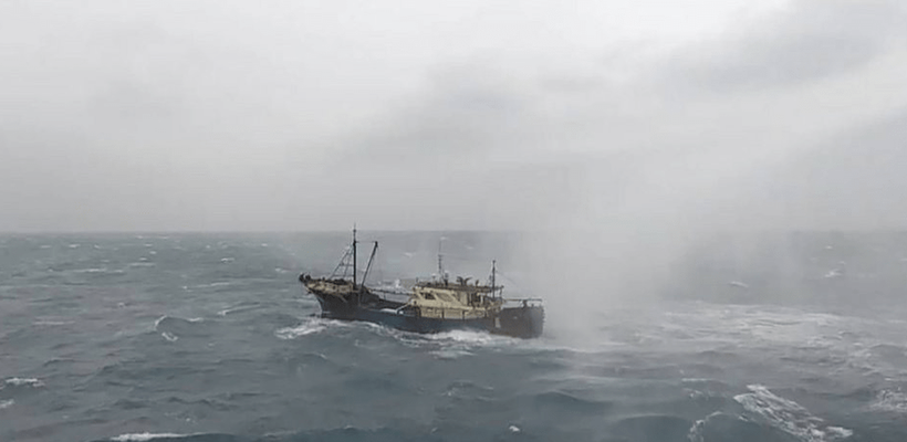 Tàu cá Trung Quốc đại lục bị tàu Cao Hùng của Đài Loan dùng vòi rồng xua đuổi hôm 24/10 (Ảnh: CNA)