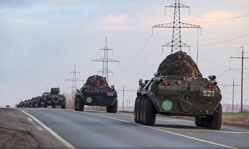Đoàn xe của quân đội Nga tiến vào Nagorno-Karabakh hôm 10/11 (Ảnh: AP).