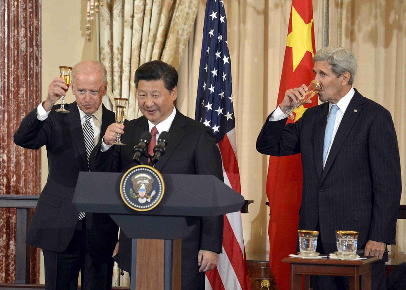 Mặc dù ông Tập Cận Bình chưa chính thức chúc mừng ông Joe Biden, nhưng quan hệ hậu trường hai bên đã được khởi động. Trong ảnh: ông Tập Cận Bình đón ông Biden và J.Kerry tại Bắc Kinh ngày 25/9/2015 (Ảnh: Reuters).