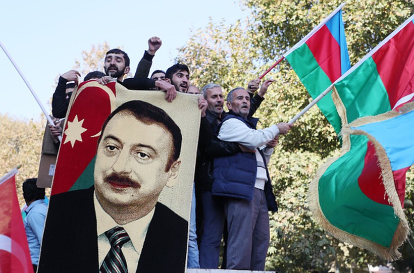 Sau khi hiệp định hòa bình về Nagorno-Karabakh được ký, cả nước Azerbaijan đã mở hội ăn mừng (Ảnh: Getty).