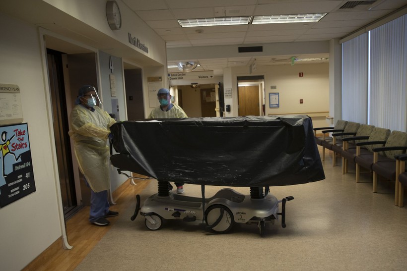 Dịch bệnh COVID-19 lây lan mạnh ở Mỹ đã khiến hơn 12.45 triệu người nhiễm bệnh và hơn 262 ngàn người chết. Trong ảnh: nhân viên một bệnh viện ở California vận chuyển thi thể bệnh nhân COVID-19 bị chết (Ảnh: AP).