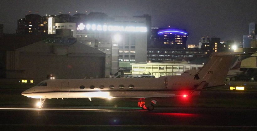 Chiếc chuyên cơ C-37A được cho là chở tướng tình báo Michael Studeman tới sân bay Tùng Sơn, Đài Bắc tối 22/11 (Ảnh: UDN).