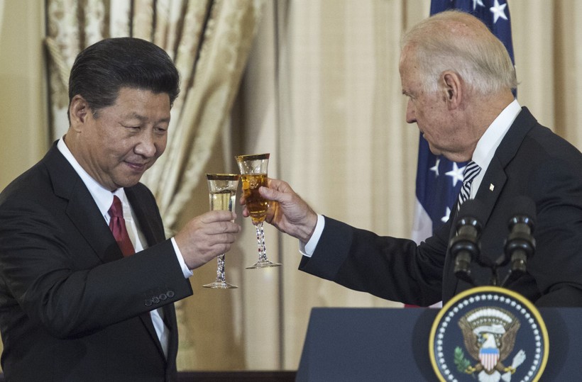 Sau một thời gian imlawngj, ngày 25/11, ông Tập Cận Bình đã gửi điện chúc mừng ông Joe Biden được bầu làm Tổng thống Mỹ. Trong ảnh: ông Tập Cận Bình mở tiệc chào mừng ông Joe Biden thăm Trung Quốc trên cương vị Phó Tổng thống Mỹ ngày 25/9/2015 (Ảnh: Getty).