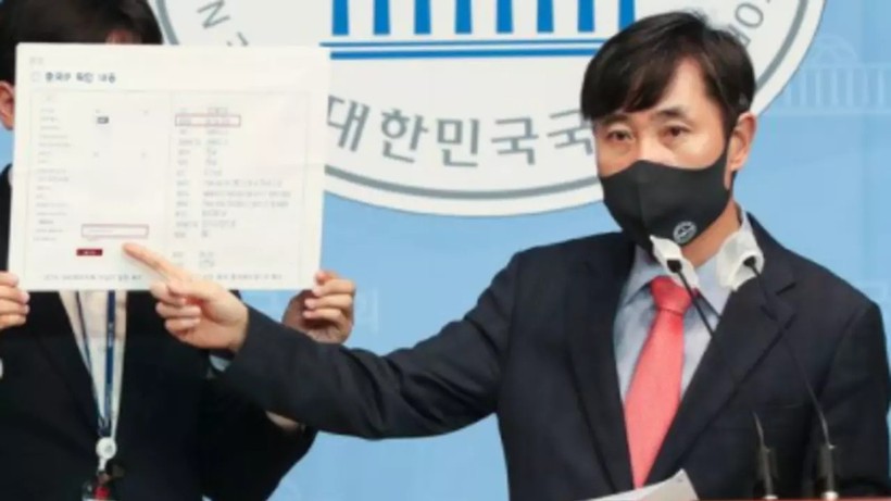 Nghị sĩ Ha Tae-kyung thuyết trình về camera giám sát Trung Quốc cài phần mềm gián điệp trước quốc hội (Ảnh: Chosun).