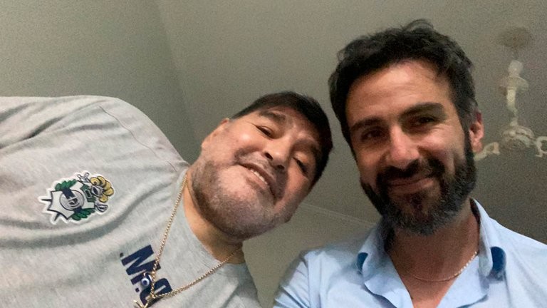 Sau khi Maradona đột tử vì bệnh tim, ngày 29/11, cơ quan công tố Argentina đã truy tố bác sĩ riêng của ông là Leopoldo Luque (phải) về tội vô ý gây chết người (Ảnh: infobae.com).