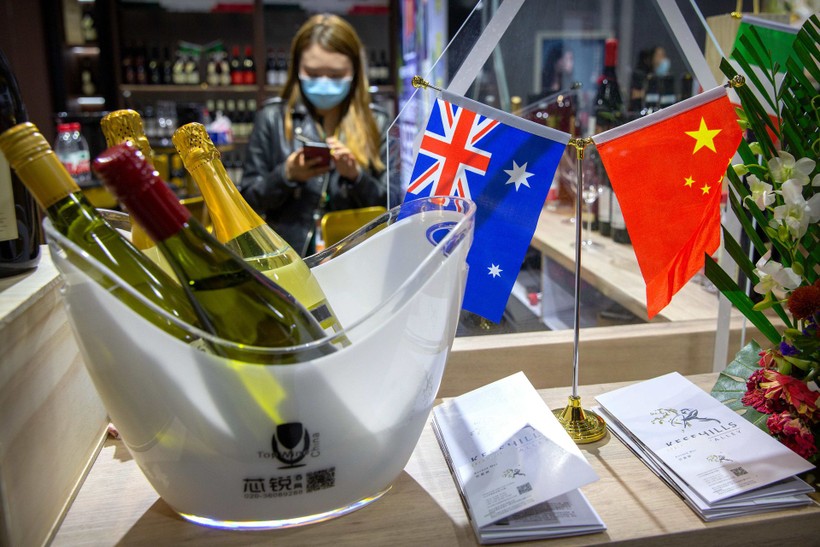 Việc Trung Quốc áp thuế chống phá giá đối với rượu vang nhập khẩu của Australia khiến quan hệ vốn đã căng thẳng giữa hai nước càng xấu thêm (Ảnh: Dwnews).