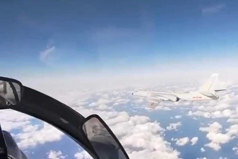 Hình ảnh của Nga công bố:máy bay Su-35 Nga bay hộ tống H-6K của Trung Quốc trong chuyến tuần tra chung hôm 22/12 (Ảnh: Dwnews).