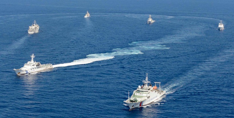 Tàu tuần tra Nhật Bản (trái) xua đuổi tàu Hải cảnh Trung Quốc ở vùng biển quần đảo tranh chấp Senkaku/Điếu ngư (Ảnh: Dwnews). 