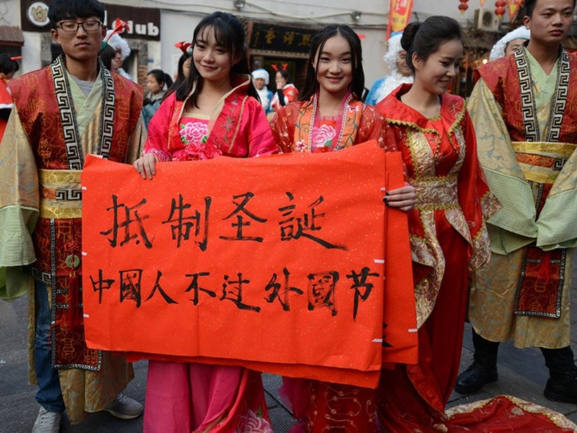 Sinh viên đại học ở thành phố Trường Sa tỉnh Hồ Nam mặc Hán phục, mang biểu ngữ "Tẩy chay Giáng sinh, người Trung Quốc không ăn tết nước ngoài" (Ảnh: VCG).