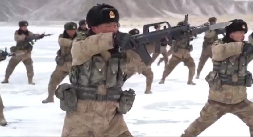 Lính Trung Quốc ở biên giới Trung - Ấn luyện tập chiến đấu trong điều kiện băng tuyết (Ảnh: Dwnews).