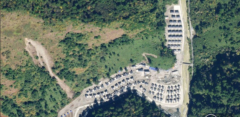 Ảnh vệ tinh chụp ngôi làng Trung Quốc xây dựng ở khu vực hai bên đang tranh chấp (Ảnh: NDTV).