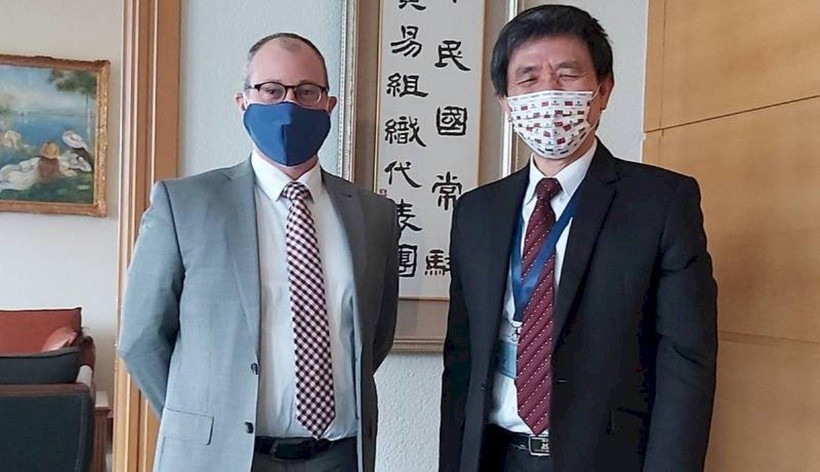 Đại biện lâm thời Mỹ David Bisbee đến Văn phòng đại diện Đài Loan tại WTO trao đổi công việc (Ảnh: Dongfang).