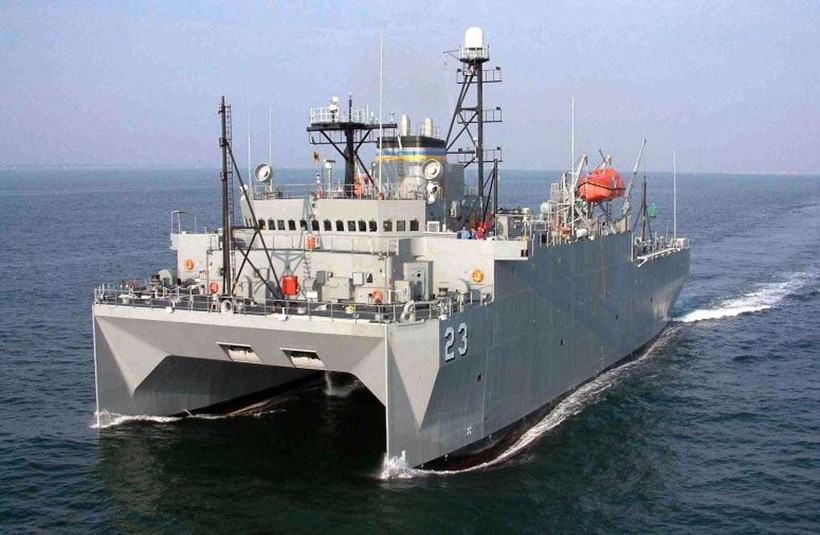 Tàu trinh sát Mỹ USNS Impeccable đang hoạt động ở vùng biển Hoàng Sa (Ảnh: Đông Phương).