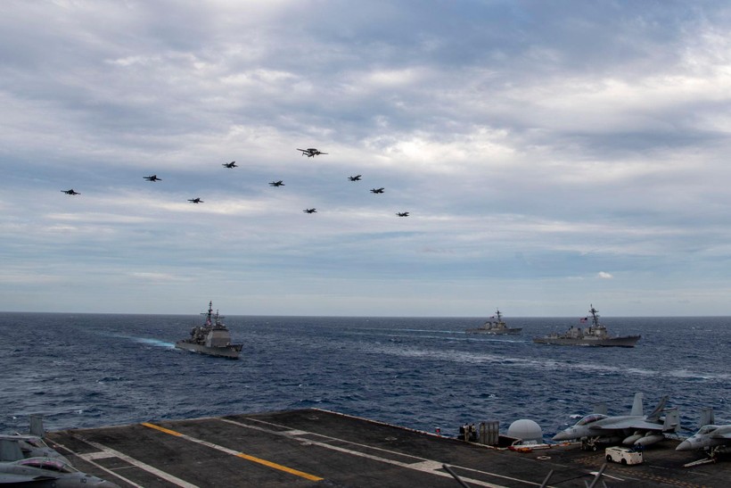 Hai nhóm tác chiến tàu sân bay Mỹ tập trận trên Biển Đông hôm 9/2 (Ảnh: HĐ7).