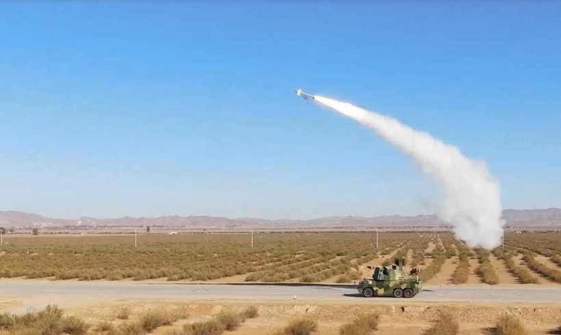 Hệ thống HQ-17AE đang phóng tên lửa trong khi cơ động (Ảnh: BKNB).