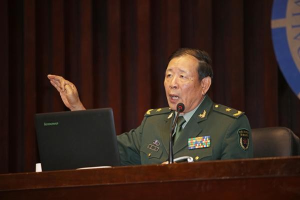 Tướng La Viện mô tả việc Trung Quốc tăng ngân sách quốc phòng là "trỗi dậy cần phải có gậy đánh chó hạng nhất" (Ảnh: Sohu).
