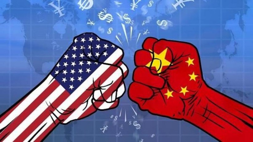 chiến tranh thương mại và đại dịch COVID-19 là những nhân tố khiến ngày càng nhiều người Mỹ coi Trung Quốc là kẻ thù (Ảnh: Dwnews).