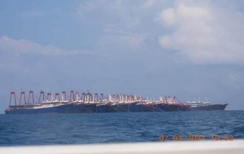 Một tốp tàu cá vỏ sắt của Trung Quốc đang neo đậu ở gần bãi Ba Đầu (Ảnh: Đông Phương).
