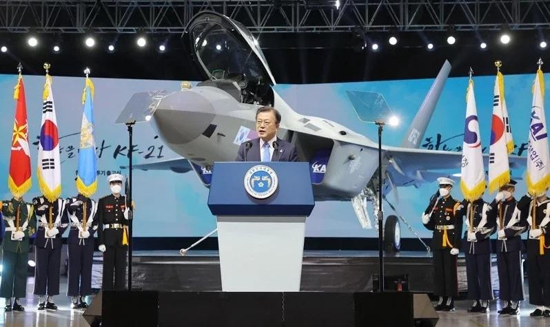 Tổng thống Moon Jae-in tại buổi lễ ra mắt chiếc máy bay mẫu KF-21 (Ảnh: AFP).