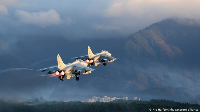 Trung Quốc cho 25 máy bay ồ ạt vào ADIZ Đài Loan được cho là thực hiện sách lược "Xung đột vùng xám" (Ảnh: Deutsche Welle).