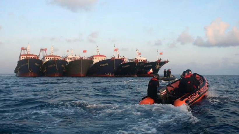 Tàu cảnh sát biển Philippines tập trận đến sát các tàu dân quân biển Trung Quốc (Ảnh: AP).