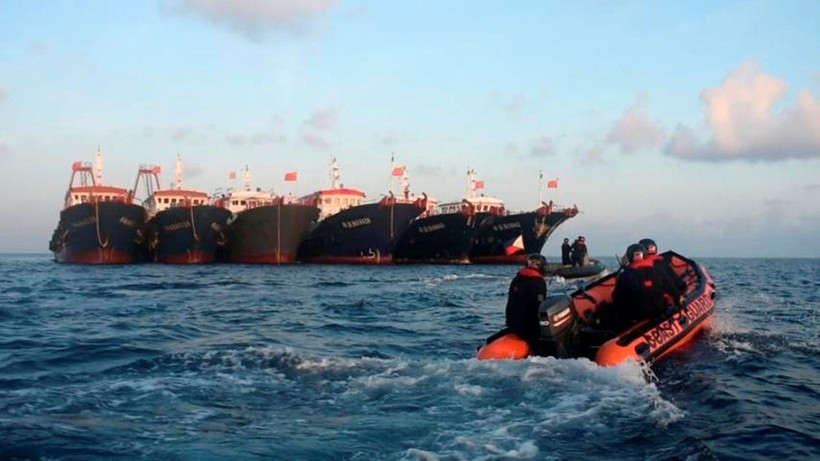 Xuồng của Cảnh sát biển Philippines tiếp cận các tàu Trung Quốc neo đậu trên bãi Ba Đầu (Ảnh: Reuters).