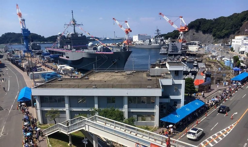 Căn cứ Hải quân Yokosuka, nơi nhà đầu tư Trung Quốc mua đất với các ngôi nhà cao tầng có tầm nhìn kiểm soát nó (Ảnh: USNavy).