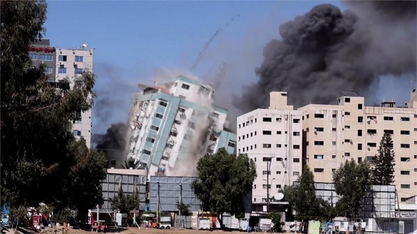 Tòa nhà 12 tầng bị sập sau khi trúng liên tiếp 3 quả tên lửa từ máy bay Israel (Ảnh: Sohu).